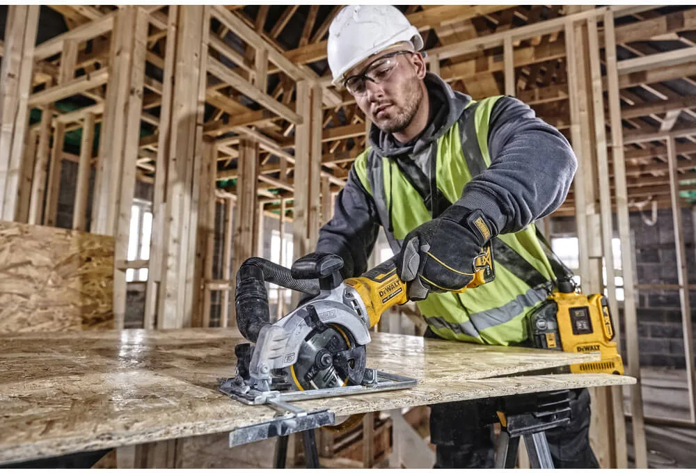 Аккумуляторная бесщеточная компактная дисковая пила DeWALT DCS571NT