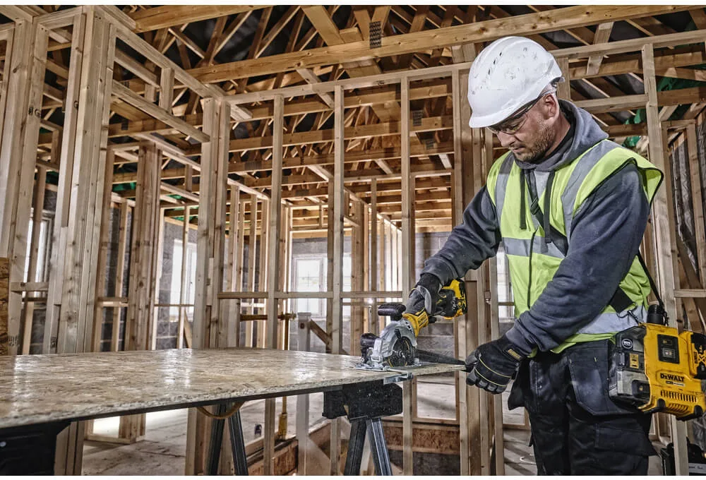 Аккумуляторная бесщеточная компактная дисковая пила DeWALT DCS571NT