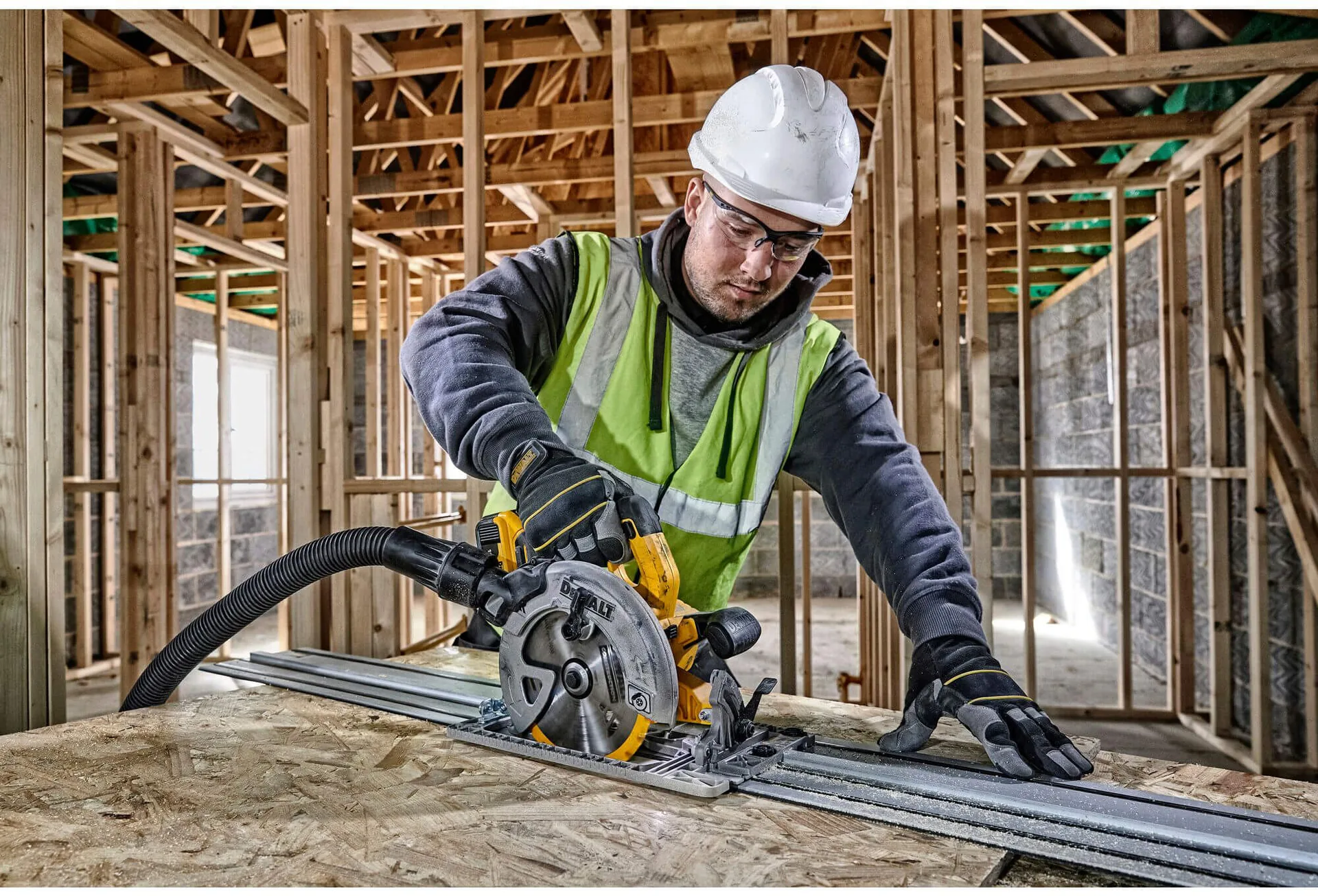 Аккумуляторная бесщеточная дисковая пила DeWALT DCS572NT