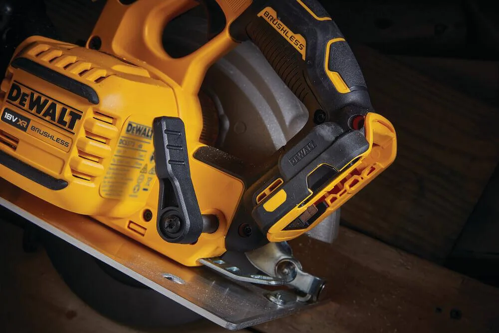 Аккумуляторная бесщеточная дисковая пила DeWALT DCS573NT