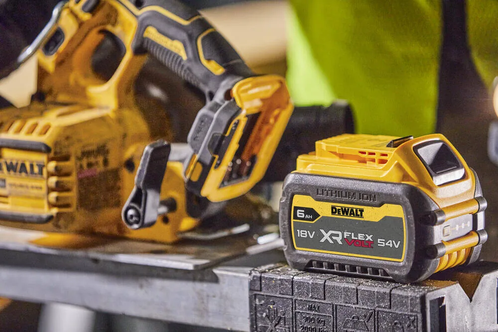 Аккумуляторная бесщеточная дисковая пила DeWALT DCS573NT