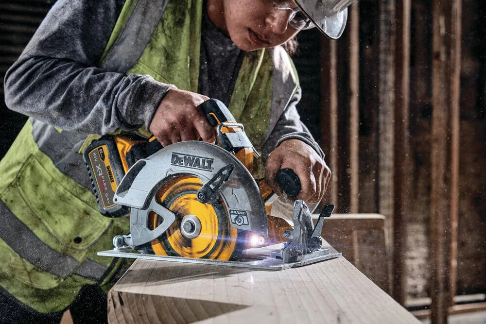 Аккумуляторная бесщеточная дисковая пила DeWALT DCS573NT