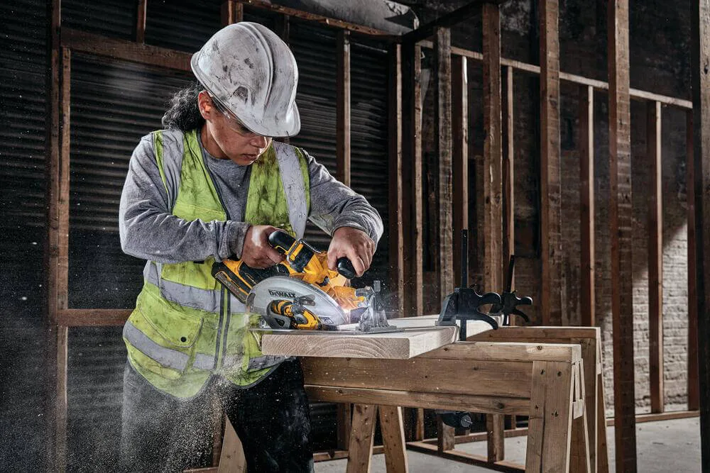 Аккумуляторная бесщеточная дисковая пила DeWALT DCS573NT