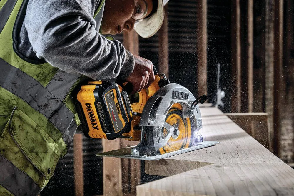 Аккумуляторная бесщеточная дисковая пила DeWALT DCS573NT