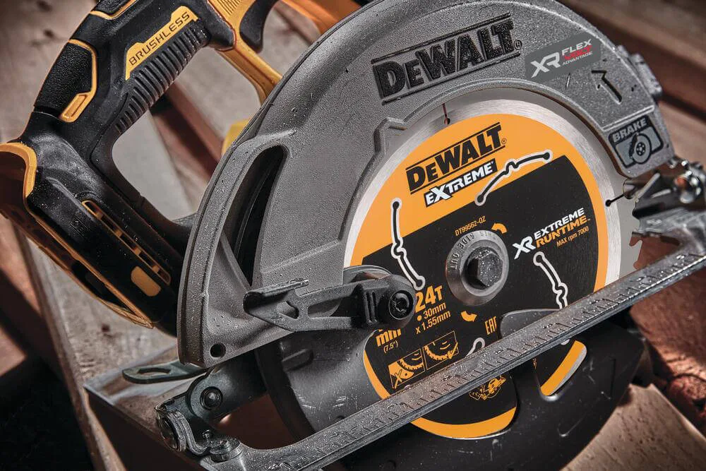 Аккумуляторная бесщеточная дисковая пила DeWALT DCS573NT
