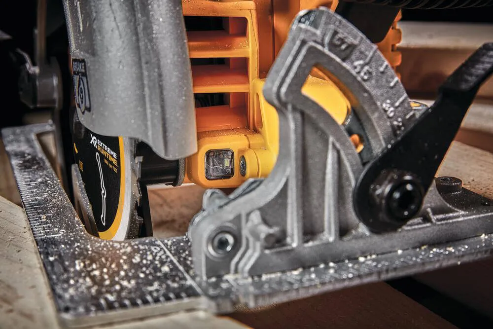 Аккумуляторная бесщеточная дисковая пила DeWALT DCS573NT