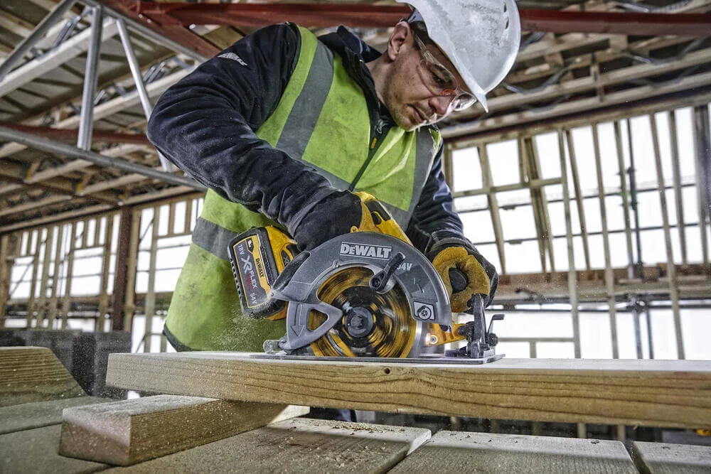 Аккумуляторная дисковая пила DeWALT DCS578NT