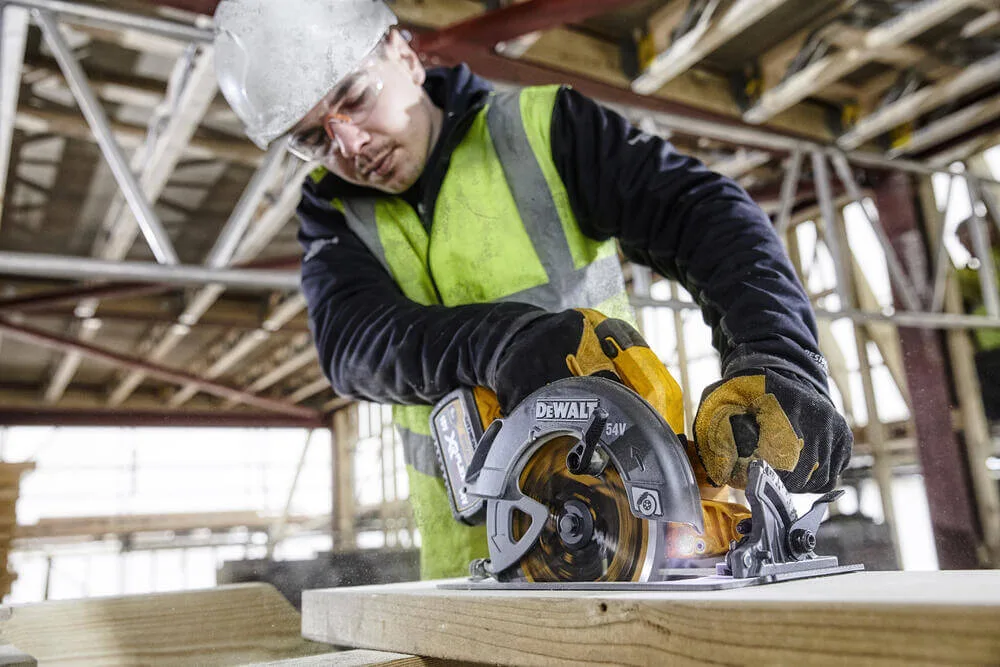 Аккумуляторная дисковая пила DeWALT DCS578NT