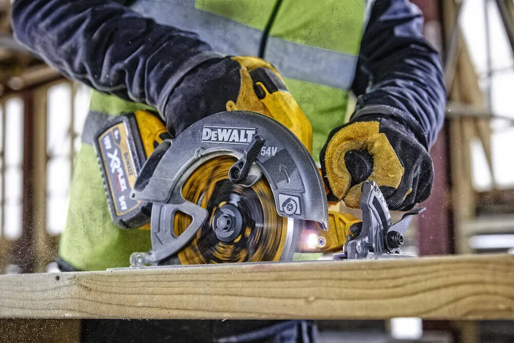 Аккумуляторная дисковая пила DeWALT DCS578NT