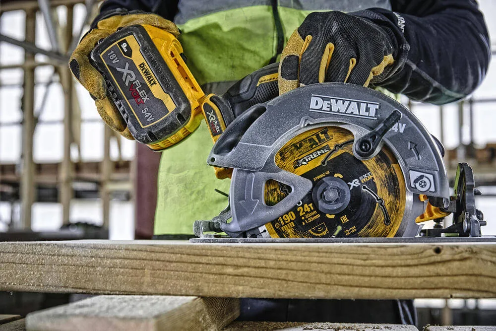 Аккумуляторная дисковая пила DeWALT DCS578NT