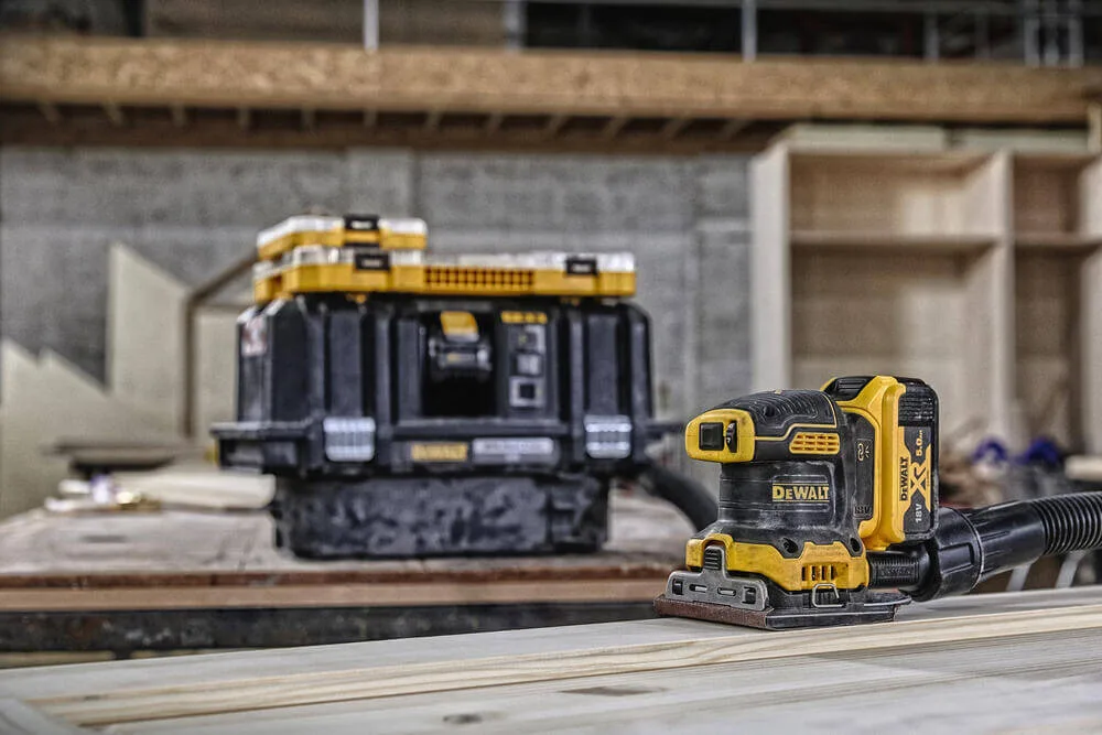 Аккумуляторная вибрационная шлифовальная машина DeWALT DCW200P2