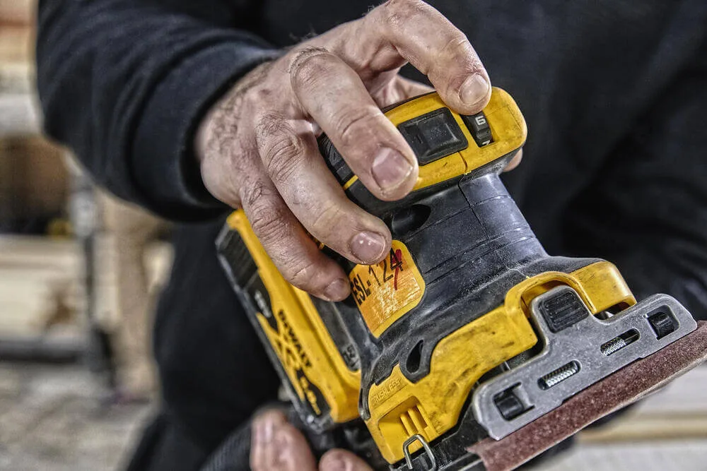 Аккумуляторная вибрационная шлифовальная машина DeWALT DCW200P2