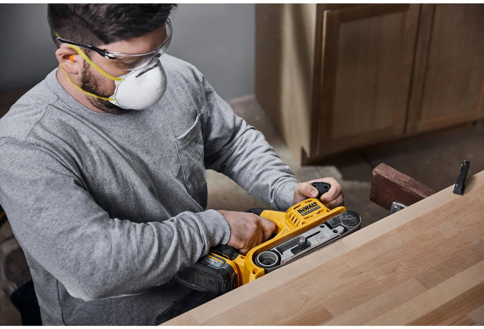 Аккумуляторная бесщеточная ленточная шлифовальная машина DeWALT DCW220N