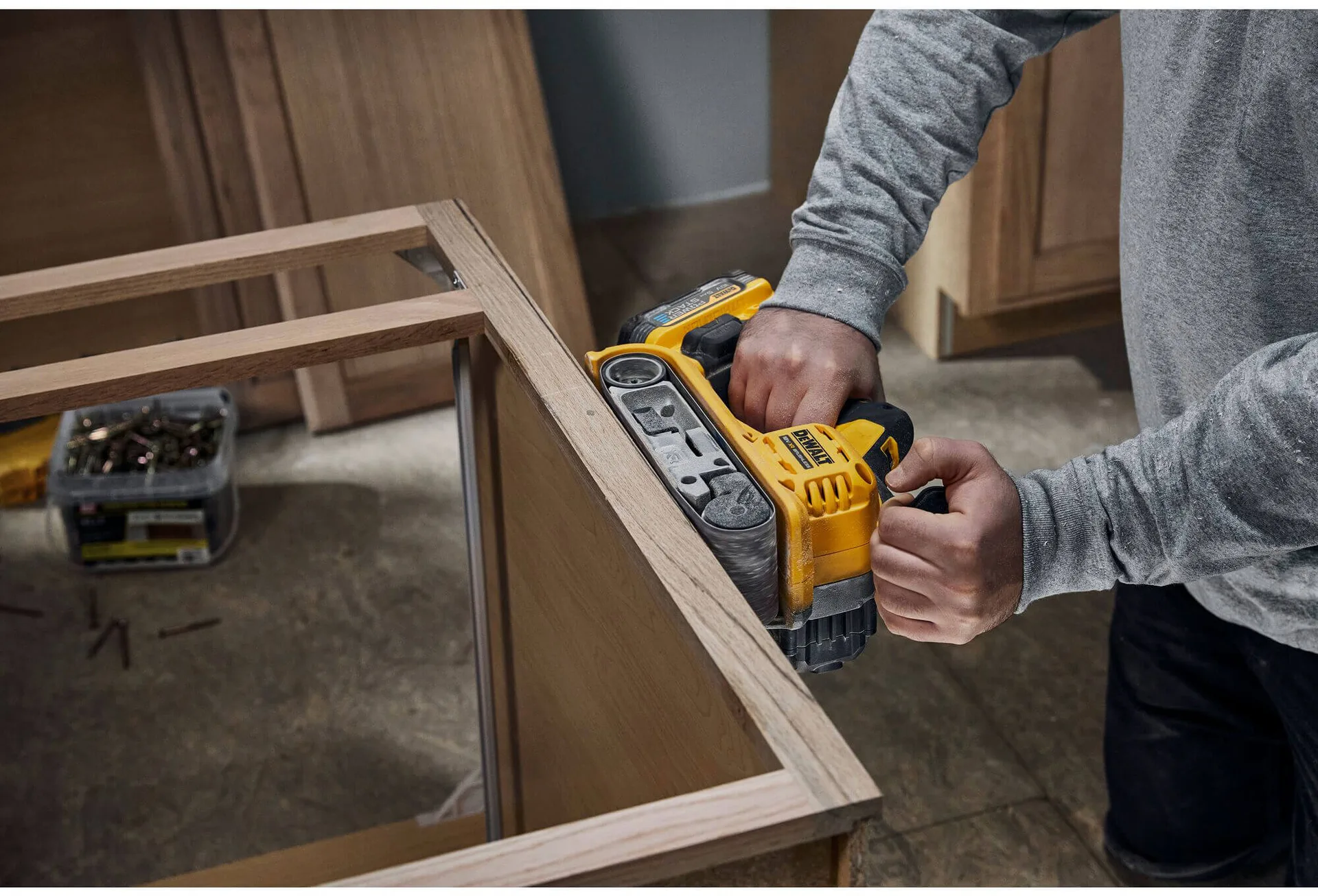Аккумуляторная бесщеточная ленточная шлифовальная машина DeWALT DCW220N