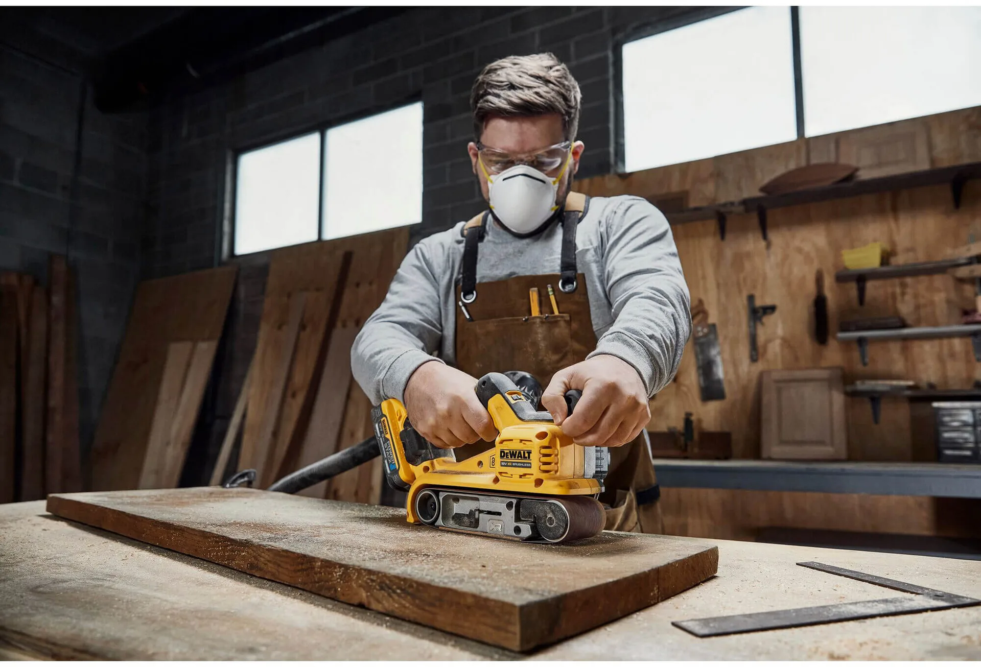 Аккумуляторная бесщеточная ленточная шлифовальная машина DeWALT DCW220N