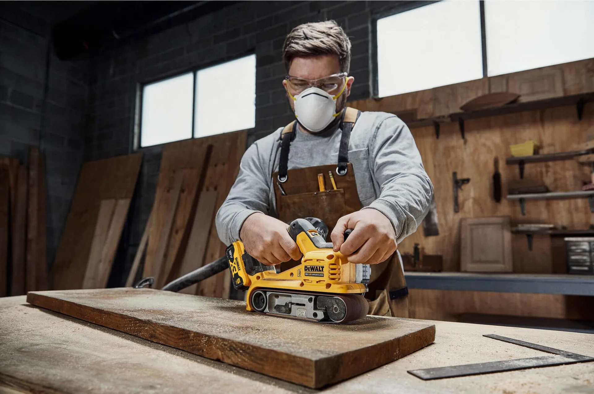 Аккумуляторная бесщеточная ленточная шлифовальная машина DeWALT DCW220P2.