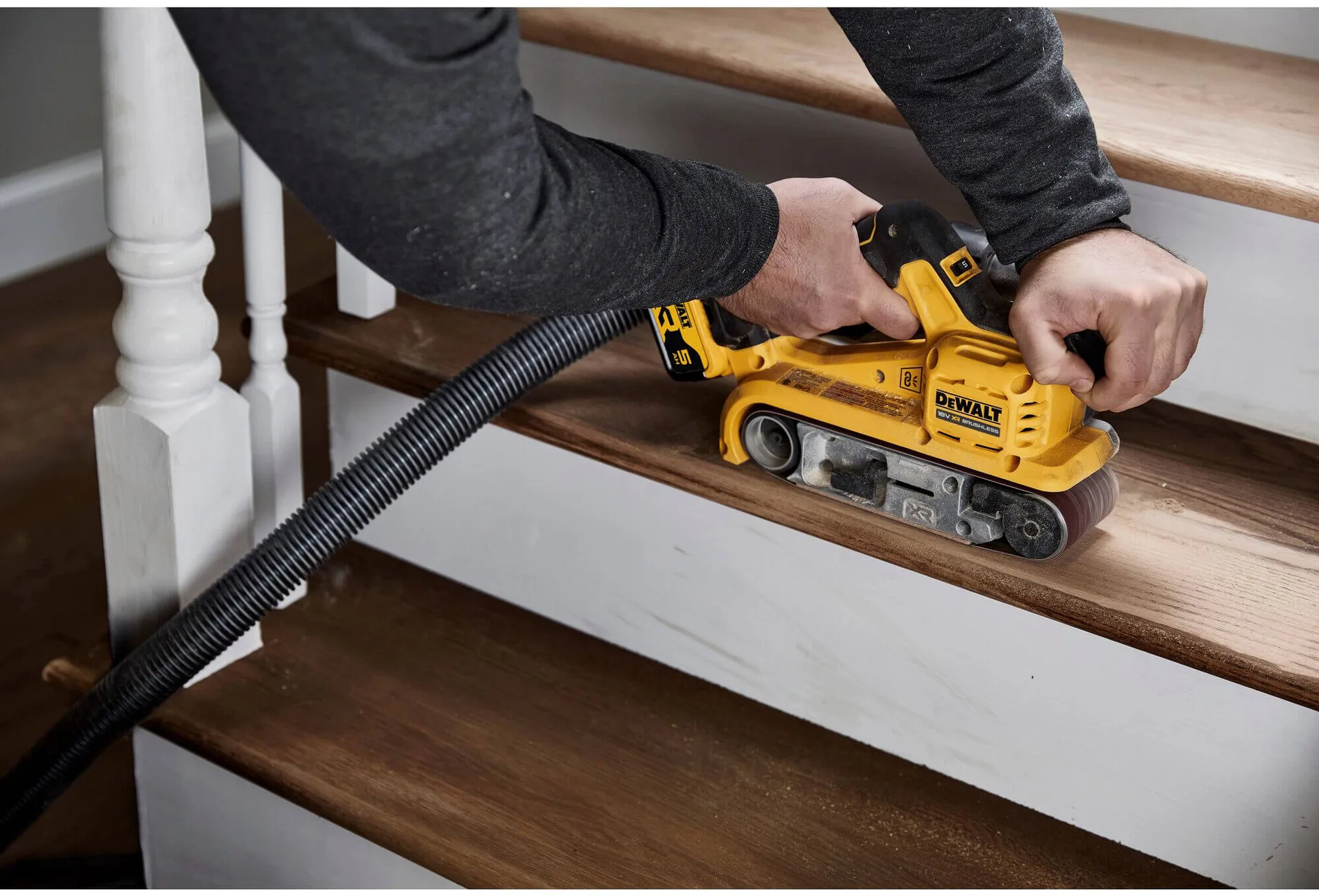Аккумуляторная бесщеточная ленточная шлифовальная машина DeWALT DCW220P2.