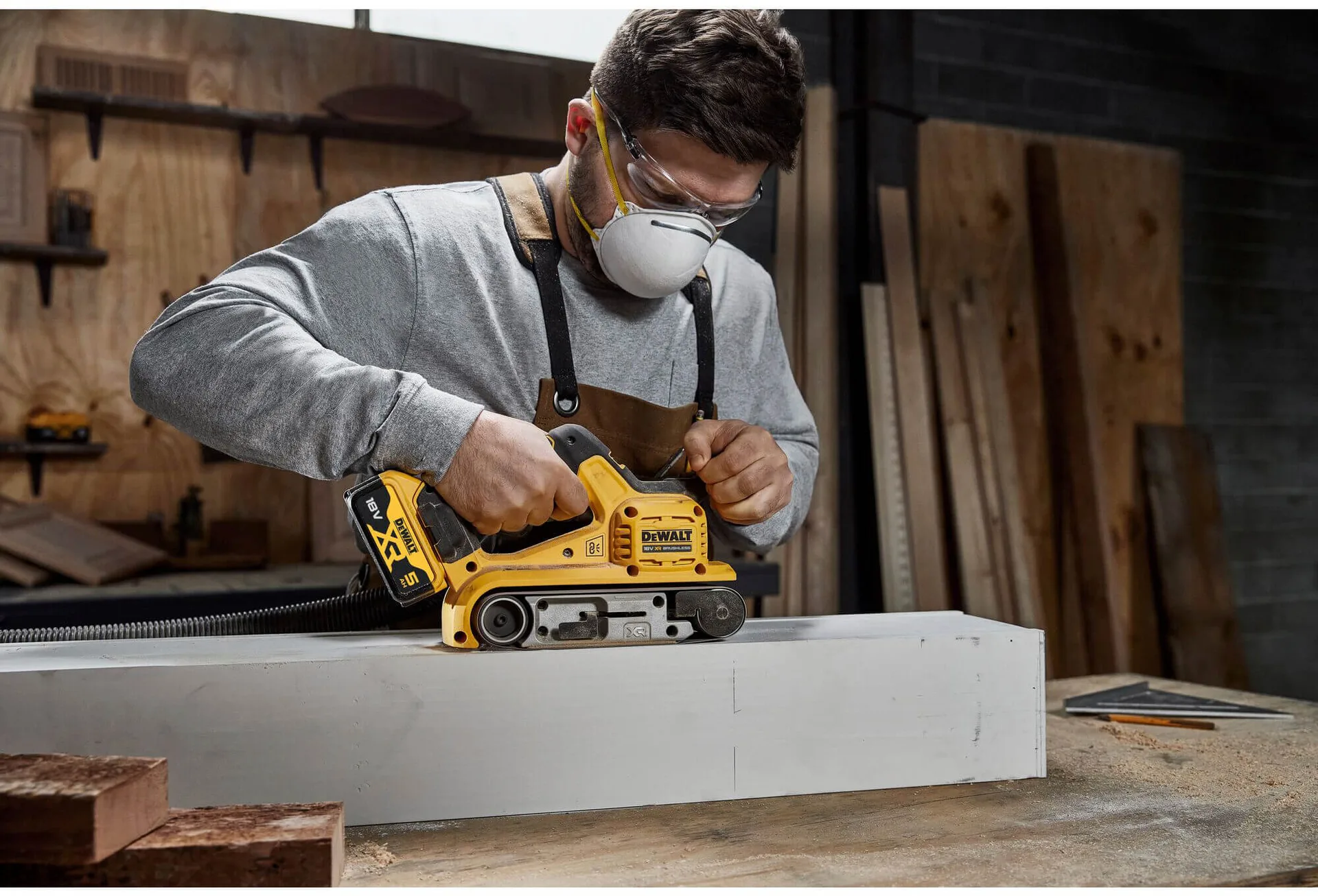 Аккумуляторная бесщеточная ленточная шлифовальная машина DeWALT DCW220P2.