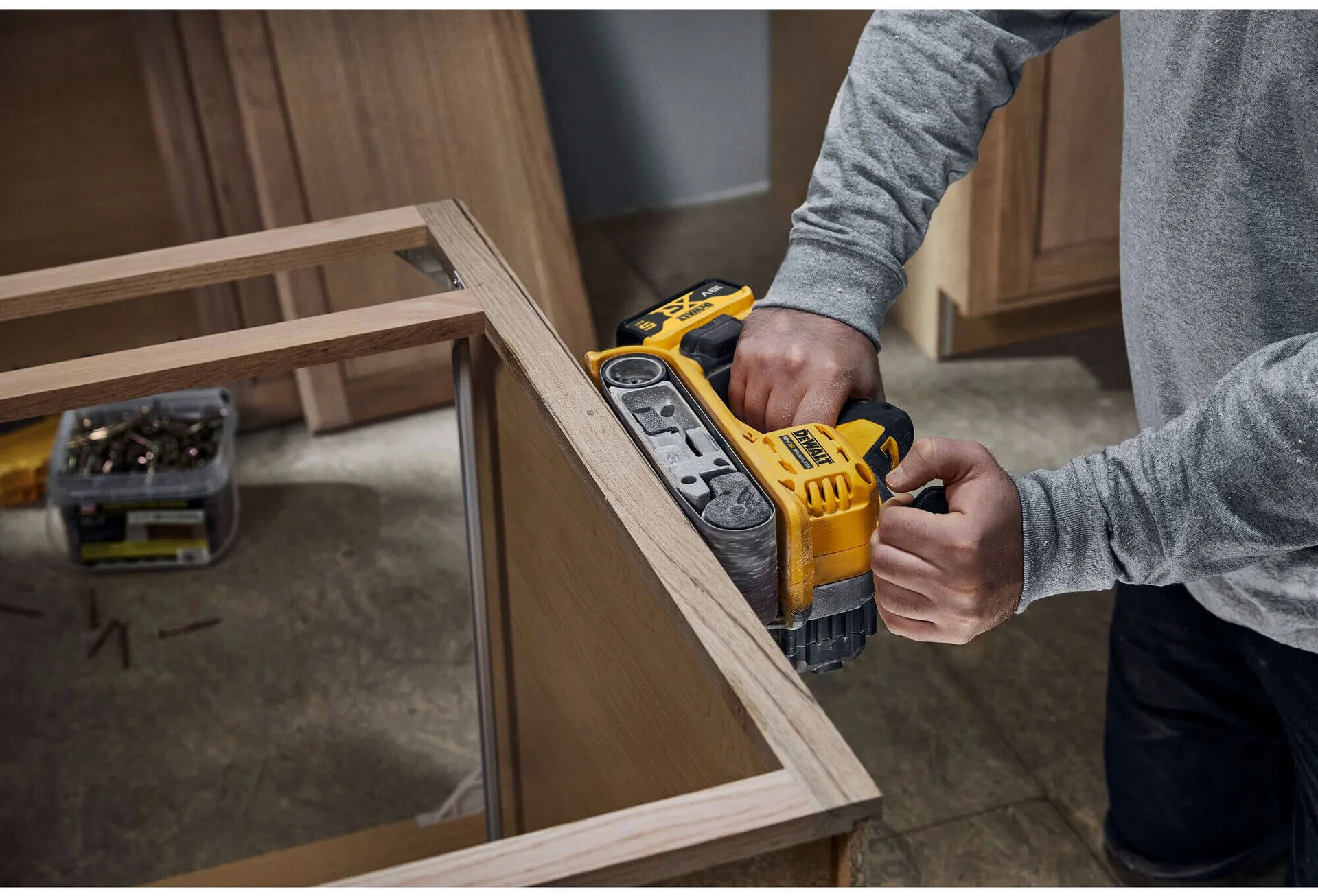 Аккумуляторная бесщеточная ленточная шлифовальная машина DeWALT DCW220P2.
