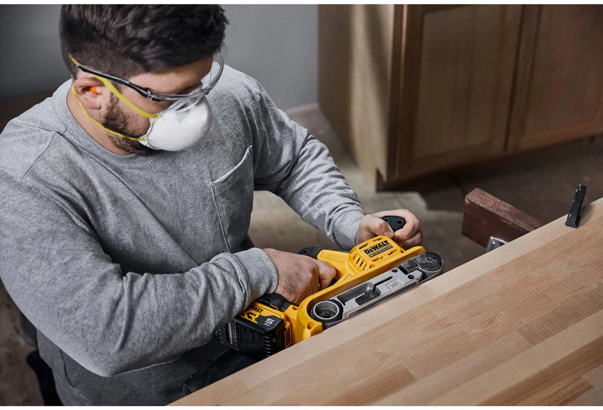 Аккумуляторная бесщеточная ленточная шлифовальная машина DeWALT DCW220P2.