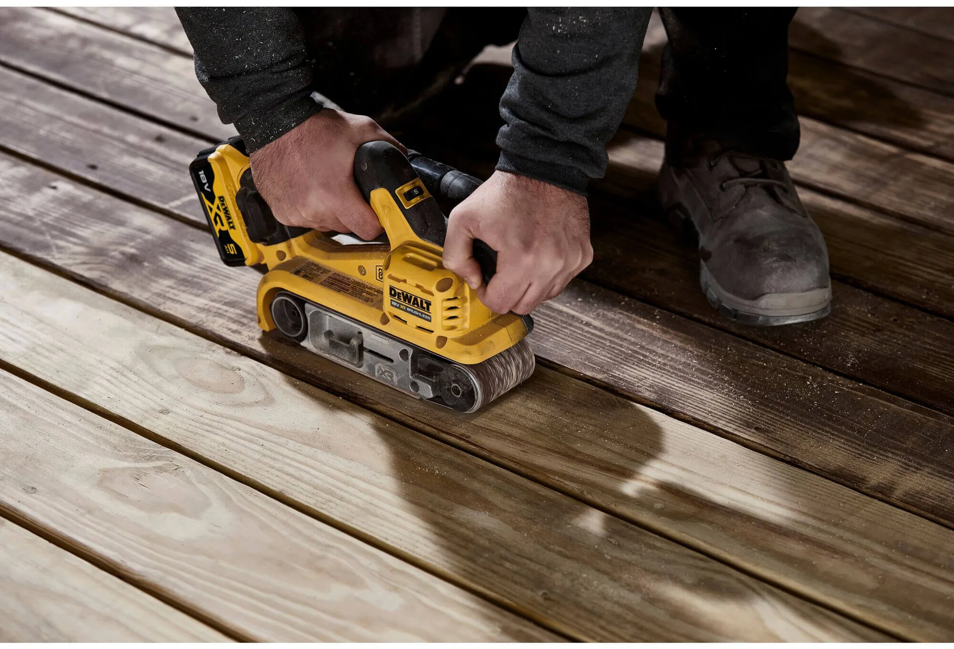 Аккумуляторная бесщеточная ленточная шлифовальная машина DeWALT DCW220P2.
