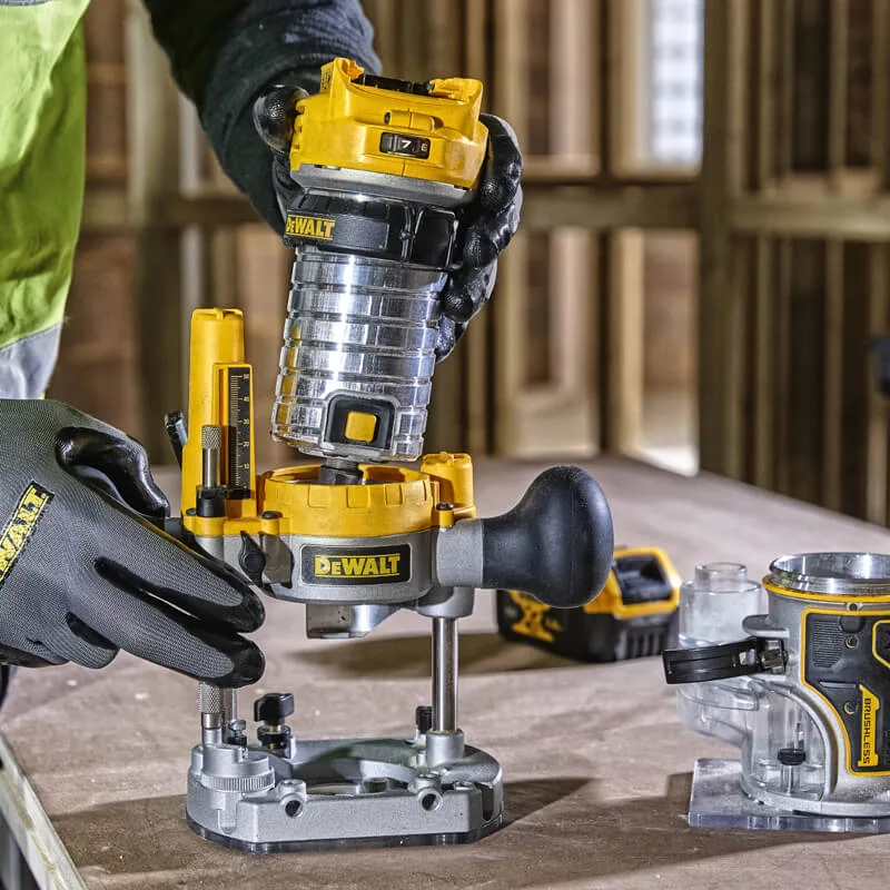 Аккумуляторная бесщеточная фрезерная машина DeWALT DCW604NT