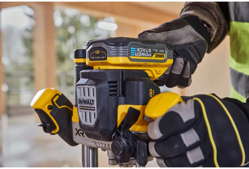 Аккумуляторный бесщеточный фрезер DeWALT DCW620NT
