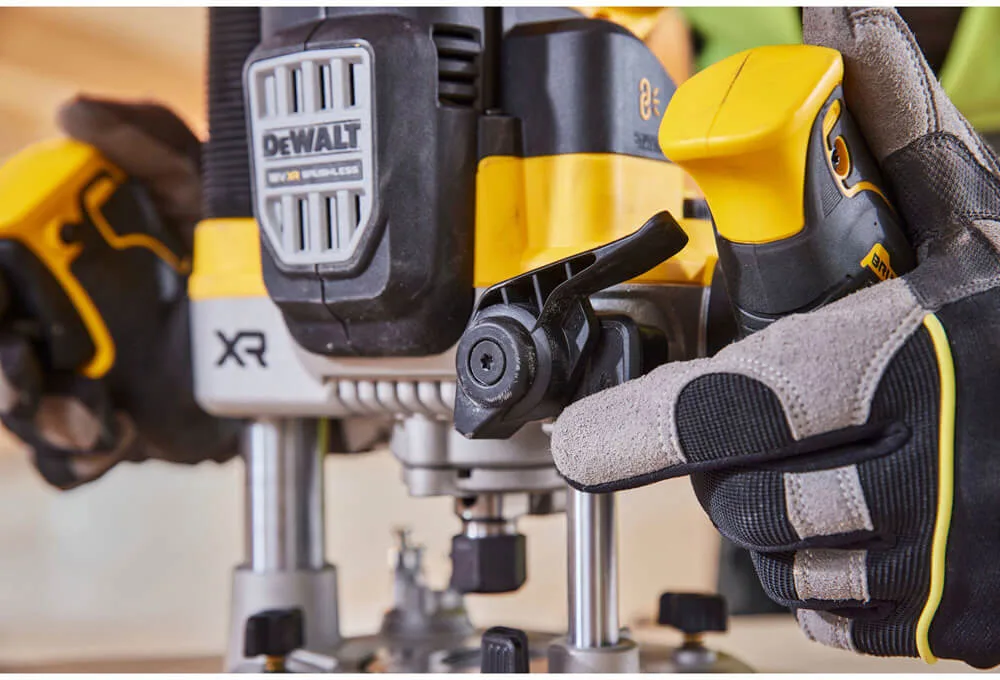 Аккумуляторный бесщеточный фрезер DeWALT DCW620NT