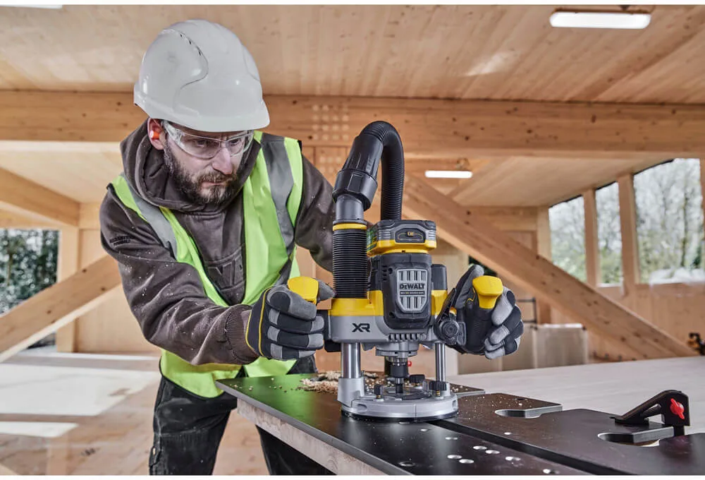 Аккумуляторный бесщеточный фрезер DeWALT DCW620NT