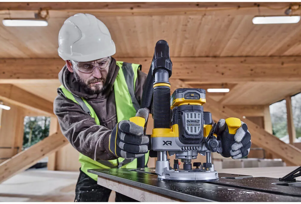 Аккумуляторный бесщеточный фрезер DeWALT DCW620NT