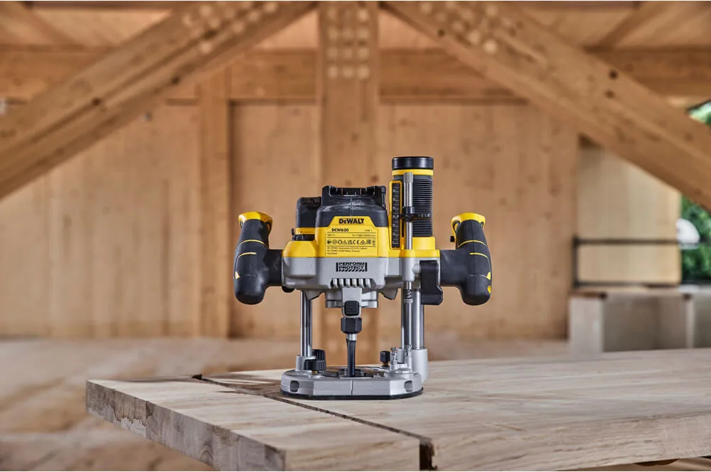 Аккумуляторный бесщеточный фрезер DeWALT DCW620NT