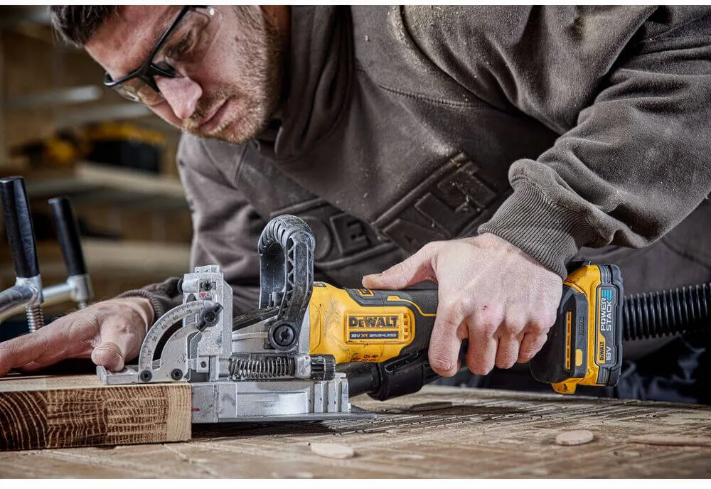 Аккумуляторная бесщеточная фрезерная машина DeWALT DCW682N