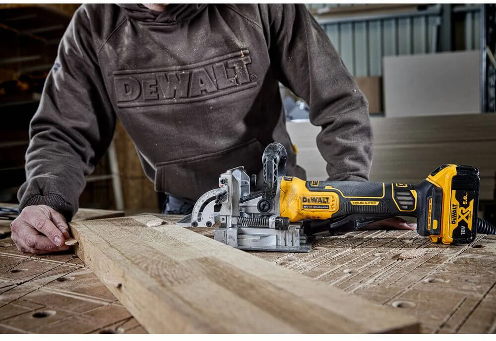 Аккумуляторная бесщеточная фрезерная машина DeWALT DCW682N