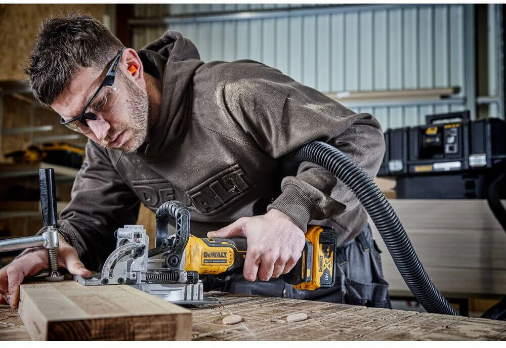 Аккумуляторная бесщеточная фрезерная машина DeWALT DCW682N