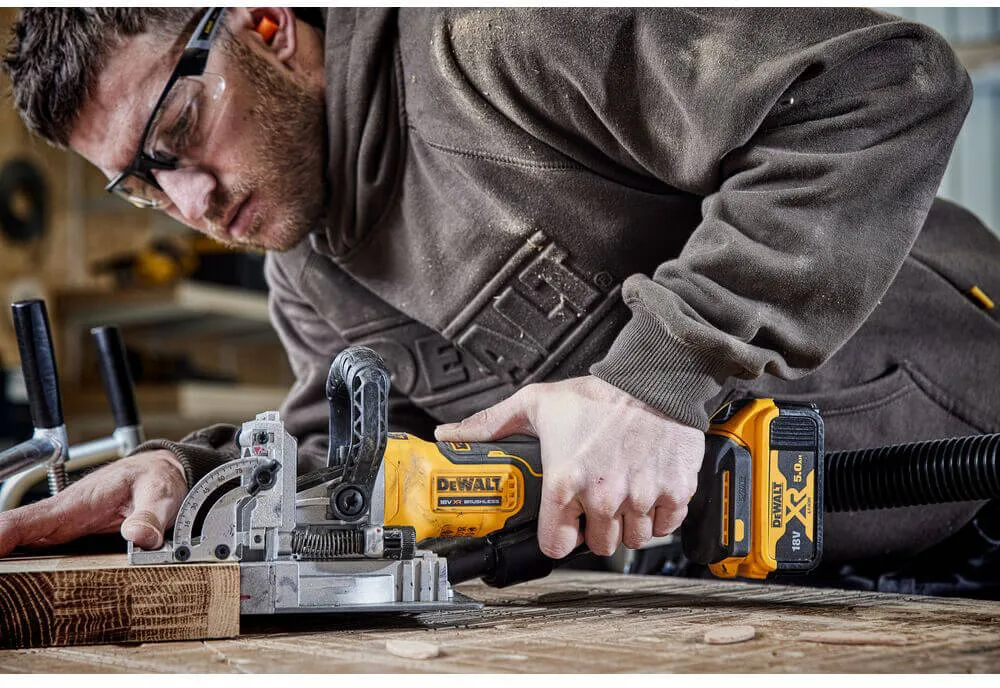 Аккумуляторная бесщеточная фрезерная машина DeWALT DCW682N