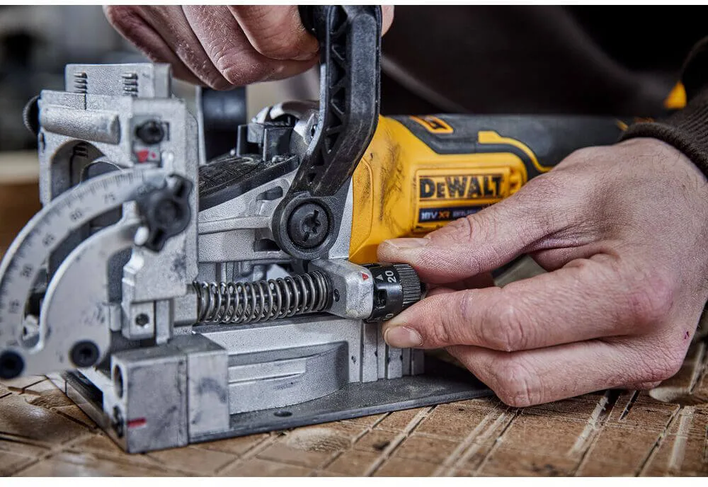 Аккумуляторная бесщеточная фрезерная машина DeWALT DCW682NT