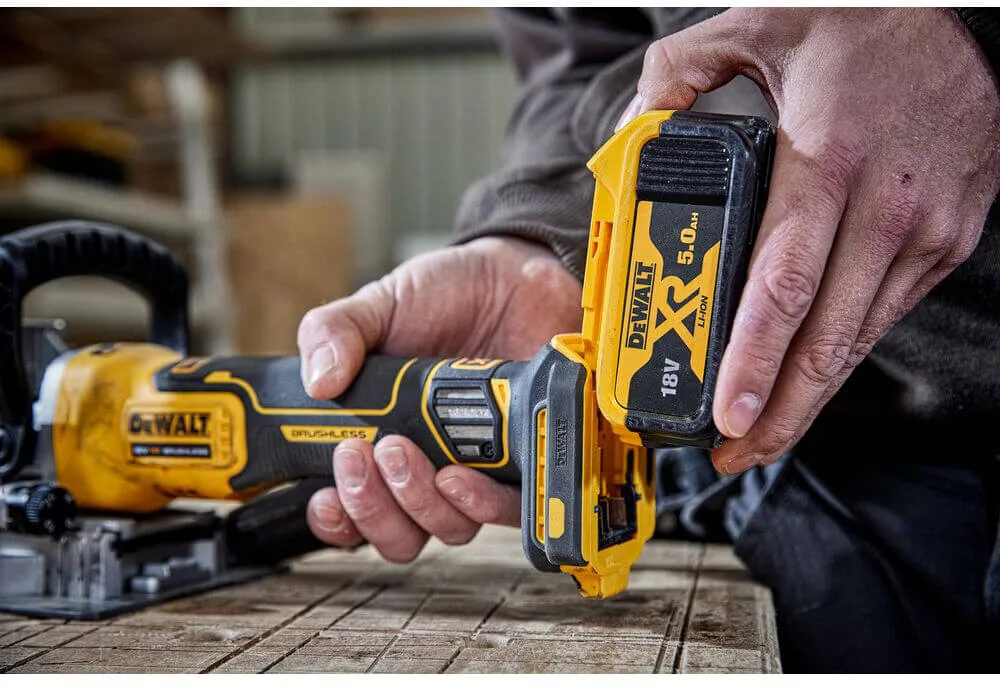 Аккумуляторная бесщеточная фрезерная машина DeWALT DCW682NT