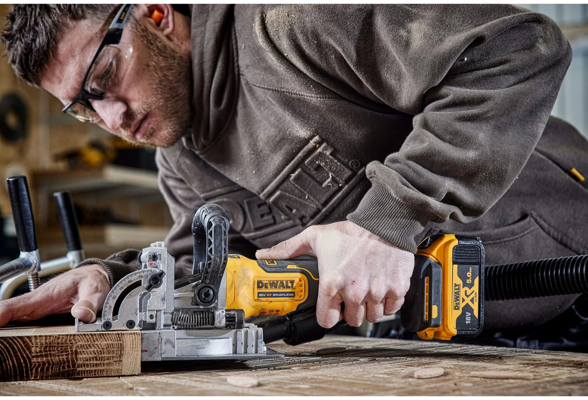 Аккумуляторная бесщеточная фрезерная машина DeWALT DCW682P2
