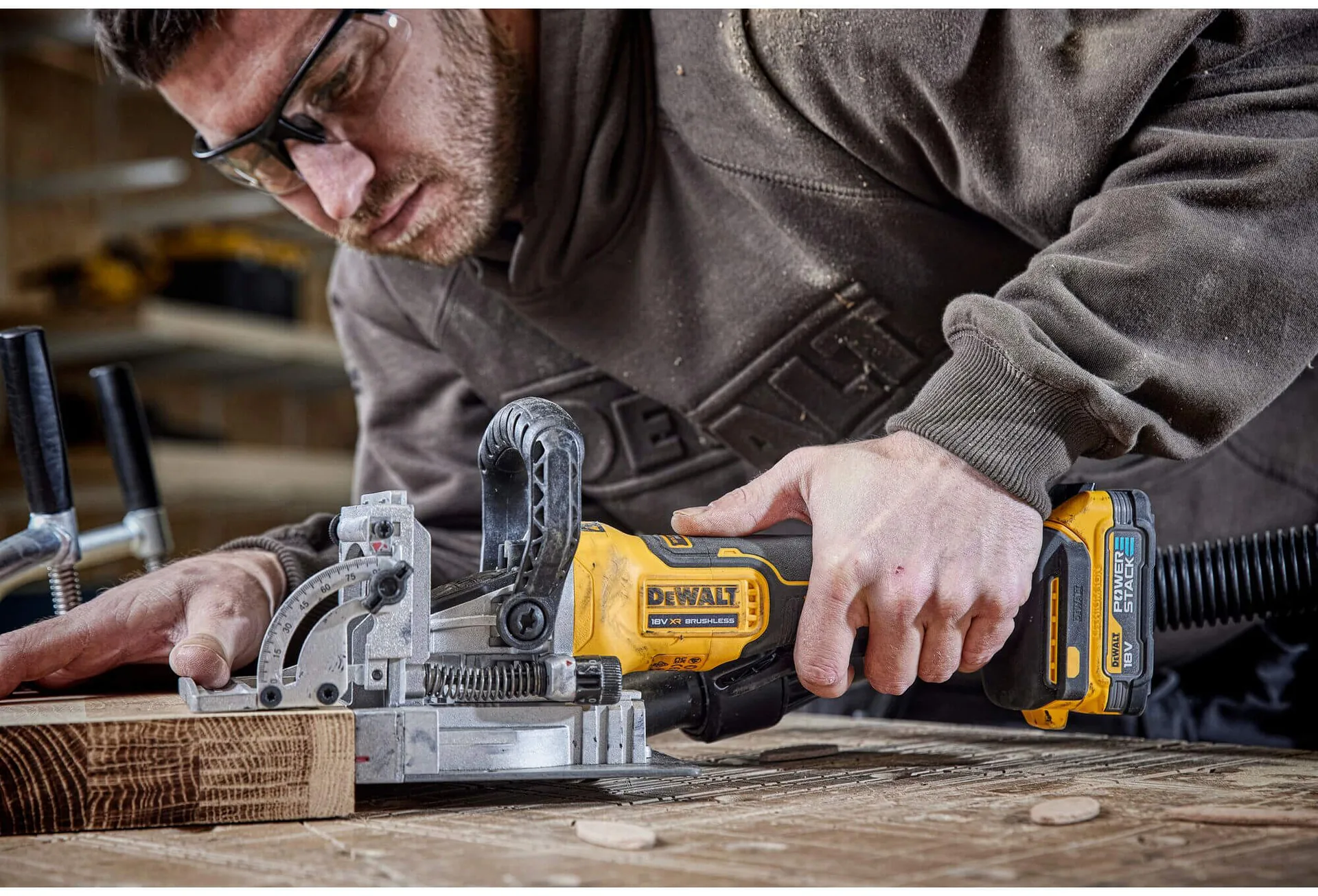 Аккумуляторная бесщеточная фрезерная машина DeWALT DCW682P2