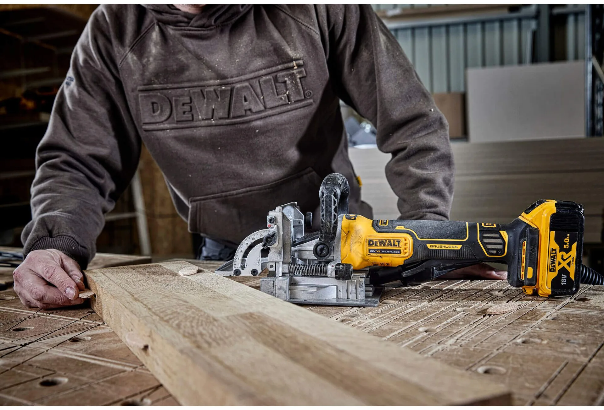 Аккумуляторная бесщеточная фрезерная машина DeWALT DCW682P2