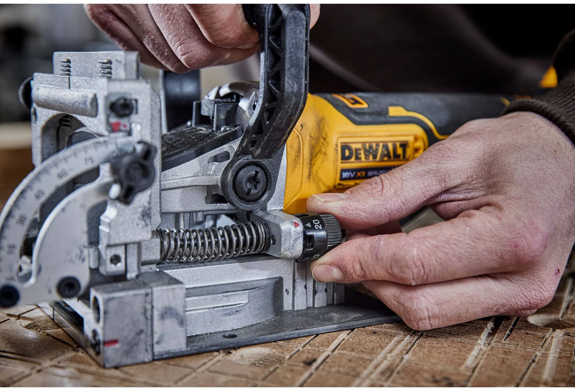Аккумуляторная бесщеточная фрезерная машина DeWALT DCW682P2