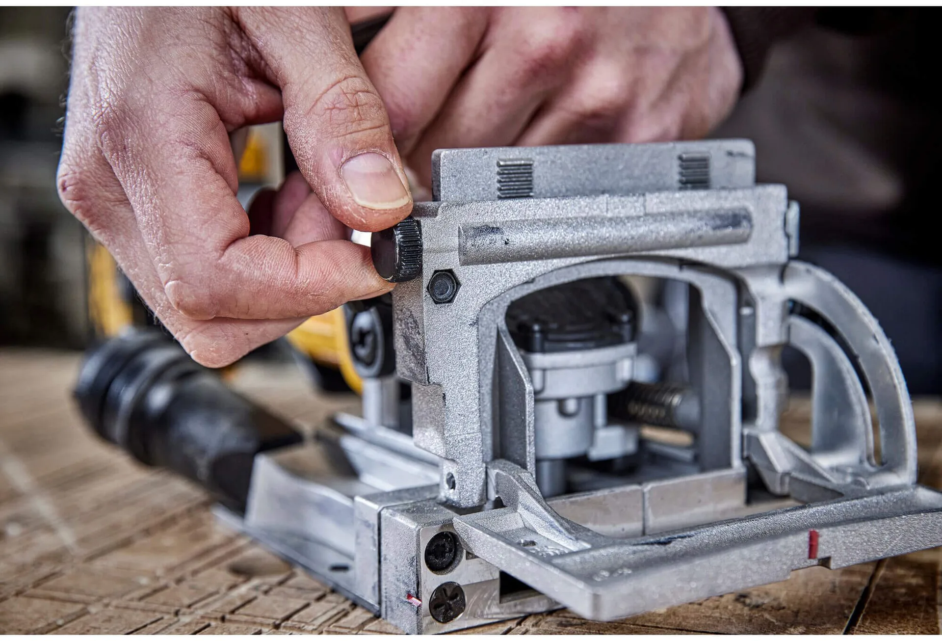 Аккумуляторная бесщеточная фрезерная машина DeWALT DCW682P2