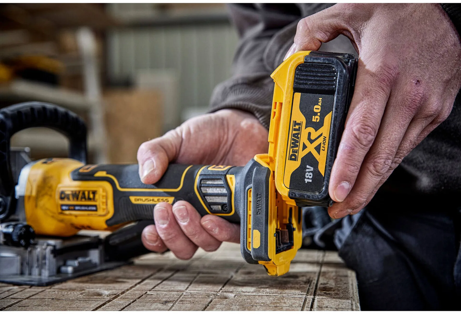 Аккумуляторная бесщеточная фрезерная машина DeWALT DCW682P2