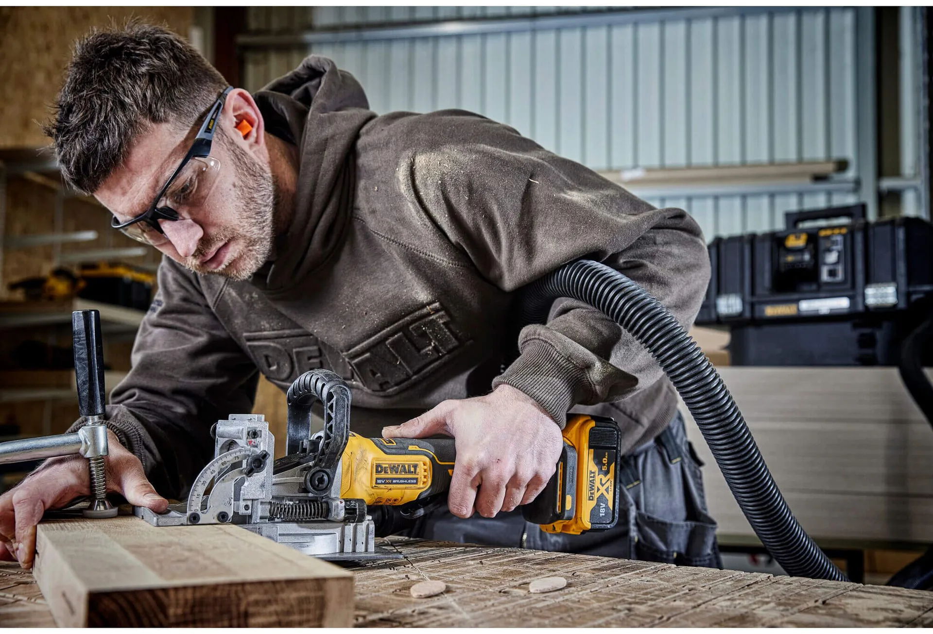 Аккумуляторная бесщеточная фрезерная машина DeWALT DCW682P2