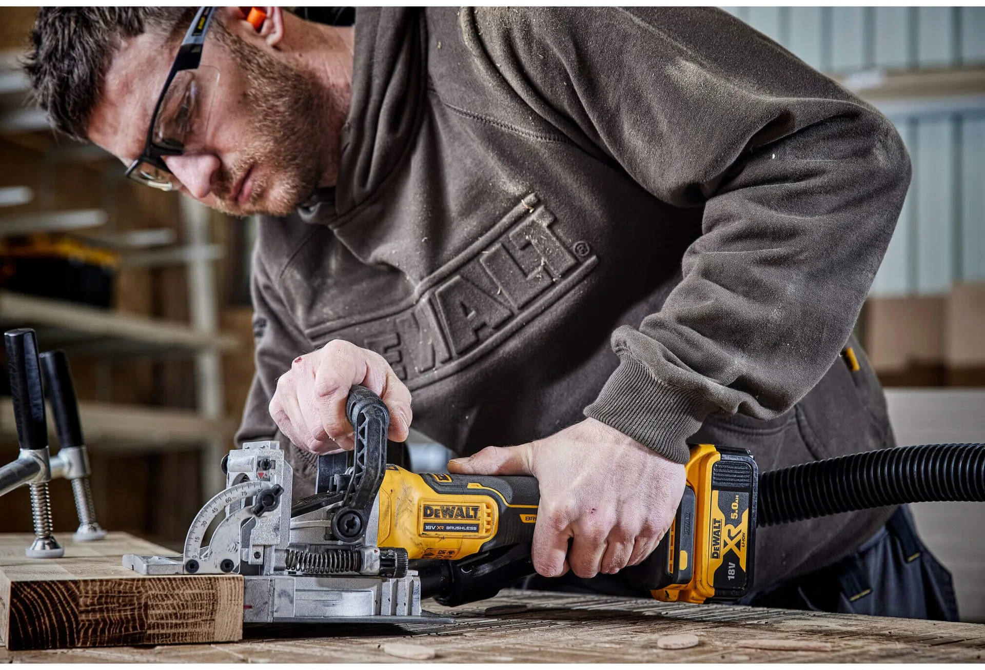 Аккумуляторная бесщеточная фрезерная машина DeWALT DCW682P2