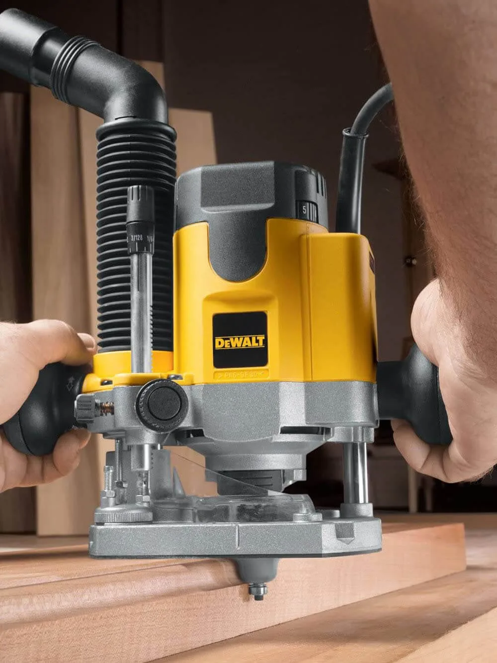 Фрезер сетевой DeWALT DW621KT