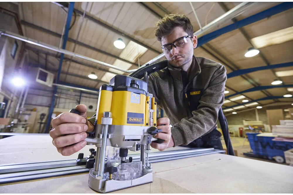 Фрезер DeWalt DW625E