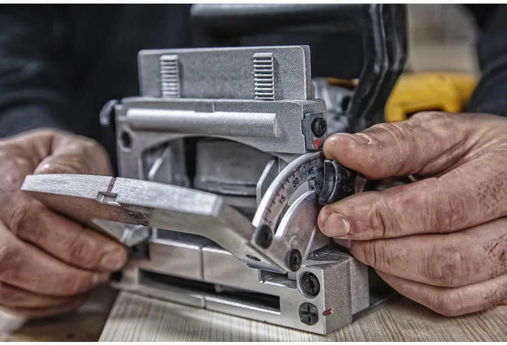 Фрезер DeWalt DW682K