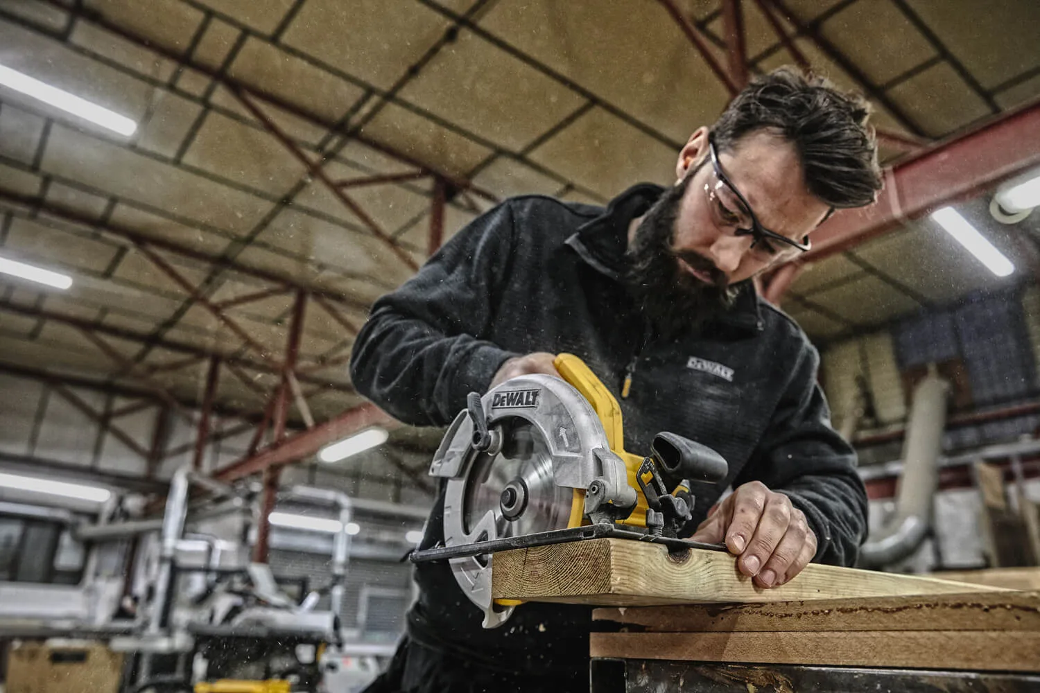 Пила дисковая DeWalt DWE560