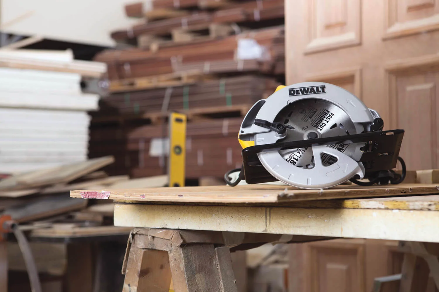 Пила дисковая DeWalt DWE560